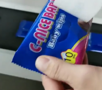 全自動(dòng)包裝機(jī)包裝酒精作業(yè)現(xiàn)場(chǎng)